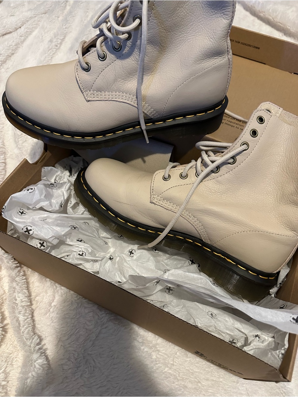 Dr. Martens 1460 Pascal Parchment Beige
US 9 women’s